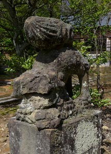 旧巻町稲島の八幡神社の狛犬（阿形）