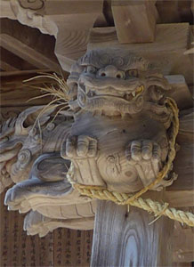 旧巻町稲島の八幡神社拝殿向拝柱（左）の彫刻