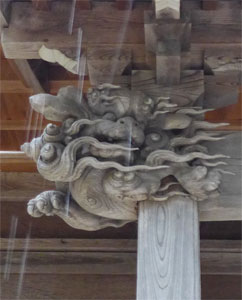 五泉市大蔵の稲荷社拝殿の彫刻（木鼻）