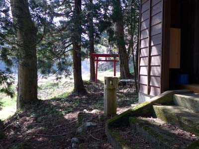 新渡の菅原神社の社殿前から鳥居の方向
