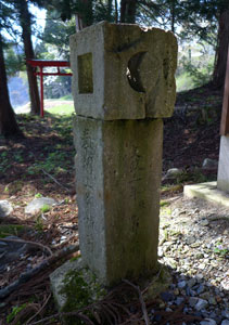 新渡の菅原神社の社殿前の灯籠