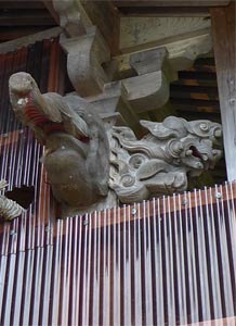 三条市遅場の稲荷神社拝殿の彫刻（木鼻）