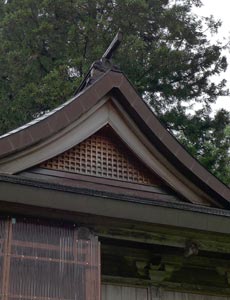 三条市葎谷の熊野神社拝殿屋根