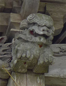 三条市濁沢の山神社拝殿木鼻（左）