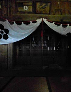 三条市牛野尾の天神社拝殿の内部