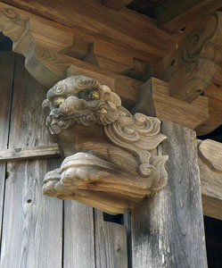 村上市小口川の大山祇神社拝殿向拝の彫刻（左木鼻）