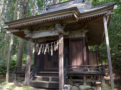 阿賀野市村岡の熊野若宮神社境内の稲荷社社殿