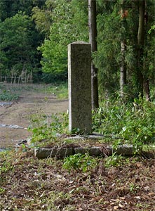 阿賀野市女堂の神明社境内の石碑