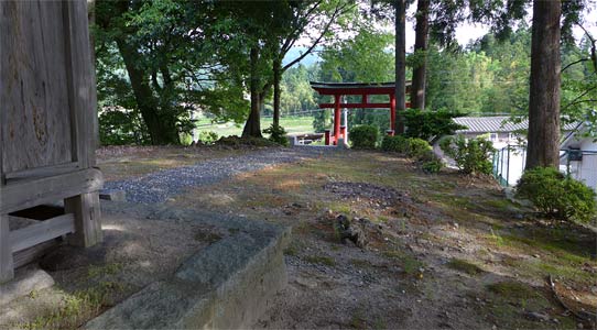 阿賀野市女堂の神明社境内の石祠