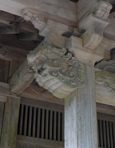 阿賀野市羽黒の神明社拝殿向拝柱木鼻（左）