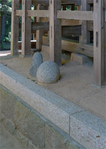 旦飯野神社の本殿裏の霊石