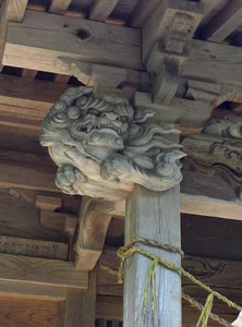 阿賀野市山寺の諏訪神社拝殿の向拝柱