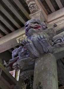 長岡市九川の諏訪社拝殿向拝の彫刻（木鼻）