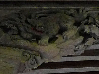 長岡市九川の諏訪社拝殿向拝の彫刻（手挟の獅子）