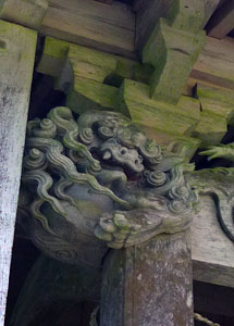 長岡市平中野俣の諏訪社拝殿向拝柱の彫刻（木鼻）