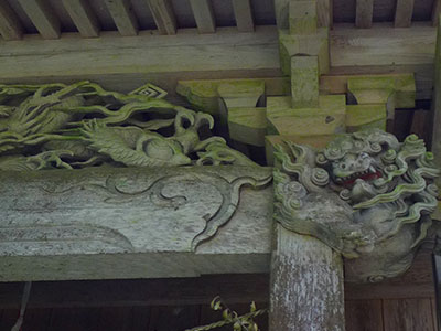 長岡市平中野俣の諏訪社拝殿向拝柱の彫刻