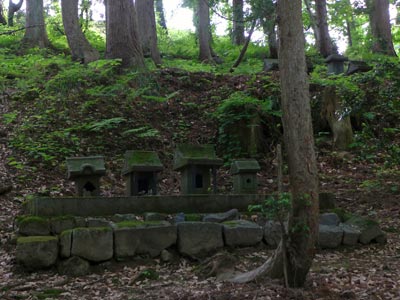 長岡市一之貝の諏訪神社境内の石祠