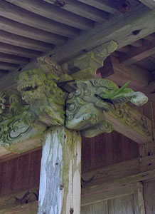山熊田浅間神社の社殿向拝柱の彫刻