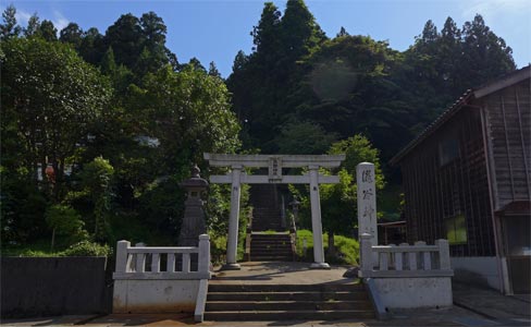 刈羽村滝谷の滝谷熊野神社社頭