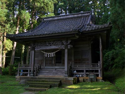 刈羽村滝谷の熊野神社拝殿正面