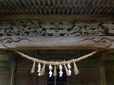 刈羽村滝谷の熊野神社拝殿向拝