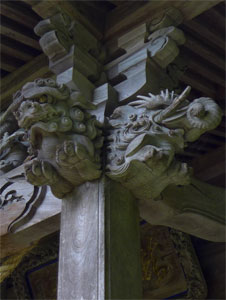 刈羽村滝谷の熊野神社拝殿向拝柱木鼻（右）