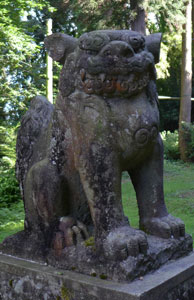 刈羽村滝谷の熊野神社参道狛犬（吽）