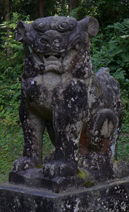 刈羽村滝谷の熊野神社参道狛犬（阿）