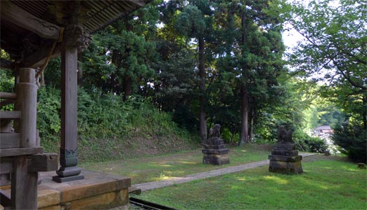 刈羽村滝谷の熊野神社境内