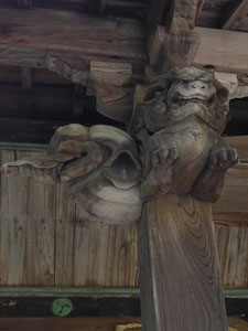 三条市帯織の日枝神社拝殿向拝柱