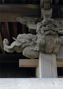見附市下鳥町の白山神社拝殿の彫刻（木鼻）