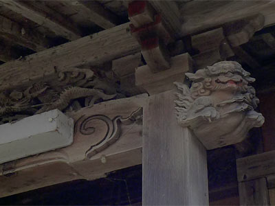 三条市岡野新田の諏訪社社殿向拝柱彫刻