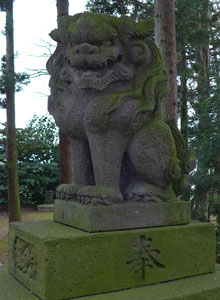 三条市善久寺の神明諏訪神社の狛犬（阿形）