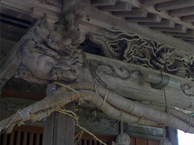 見附市栃窪町の白山神社拝殿向拝彫刻