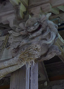 見附市栃窪町の白山神社拝殿向拝木鼻
