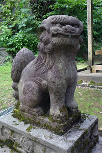 見附市椿澤町の白山神社狛犬（吽形）