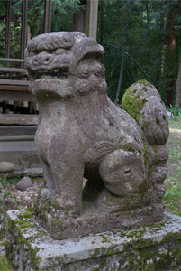 見附市椿澤町の白山神社狛犬（阿形）
