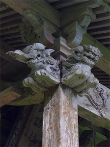 見附市田井の諏訪神社拝殿の彫刻