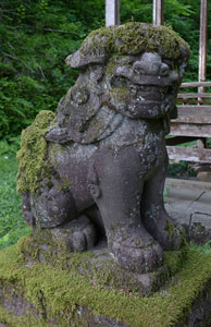 見附市田井の諏訪神社狛犬（吽形）