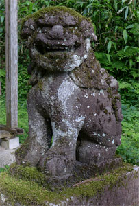 見附市田井の諏訪神社狛犬（阿形）