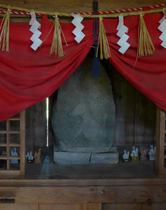 上越市浦川原区虫川の白山神社境内の稲荷神社