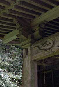 阿賀町熊渡の若宮八幡神社社殿拝殿向拝柱