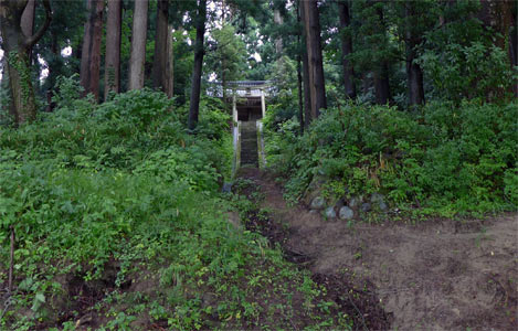 阿賀町黒岩の諏訪神社参道