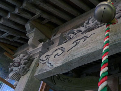 出雲崎町吉川の神明社拝殿の彫刻