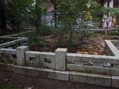 弥彦神社旧本殿の礎石
