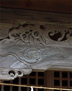 上木島の諏訪社拝殿向拝彫刻