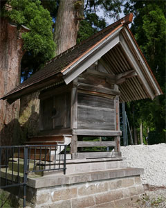 三条市名下の熊野神社本殿