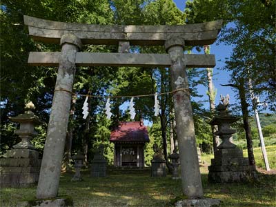 柿崎区黒岩の巖神社鳥居と社殿