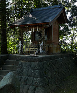 柿崎区芋島の芋島神社社殿