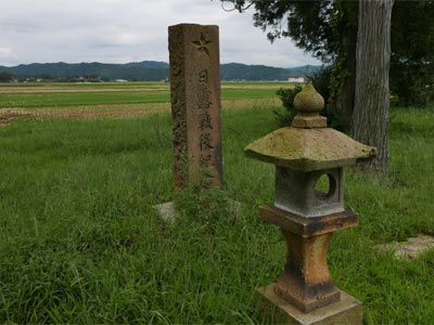 旧大潟町高橋新田の神明宮境内の記念碑